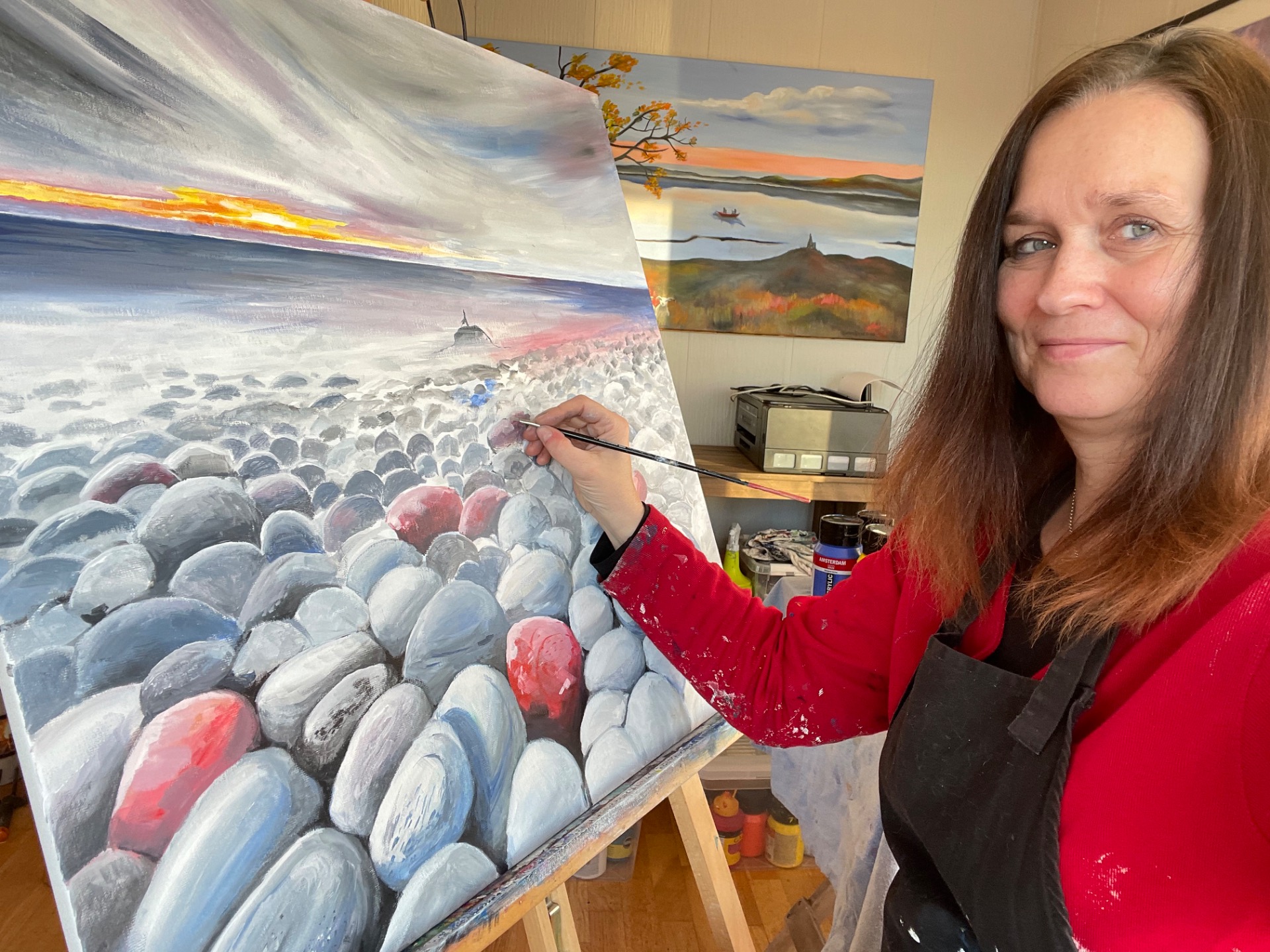 Grethe Kjøsnes undervegs på eit maleri som no er solgt.