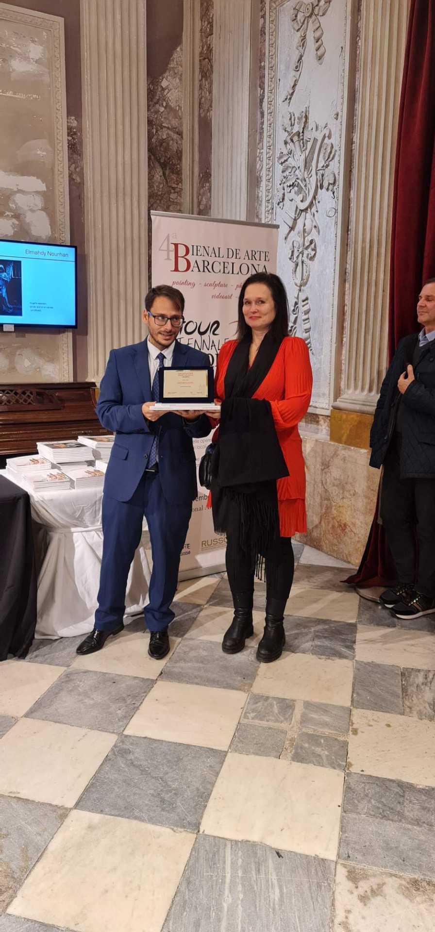 Her mottok eg Barcelona prisen frå kunst kurator Fransesco Saverio Russo frå Italia.