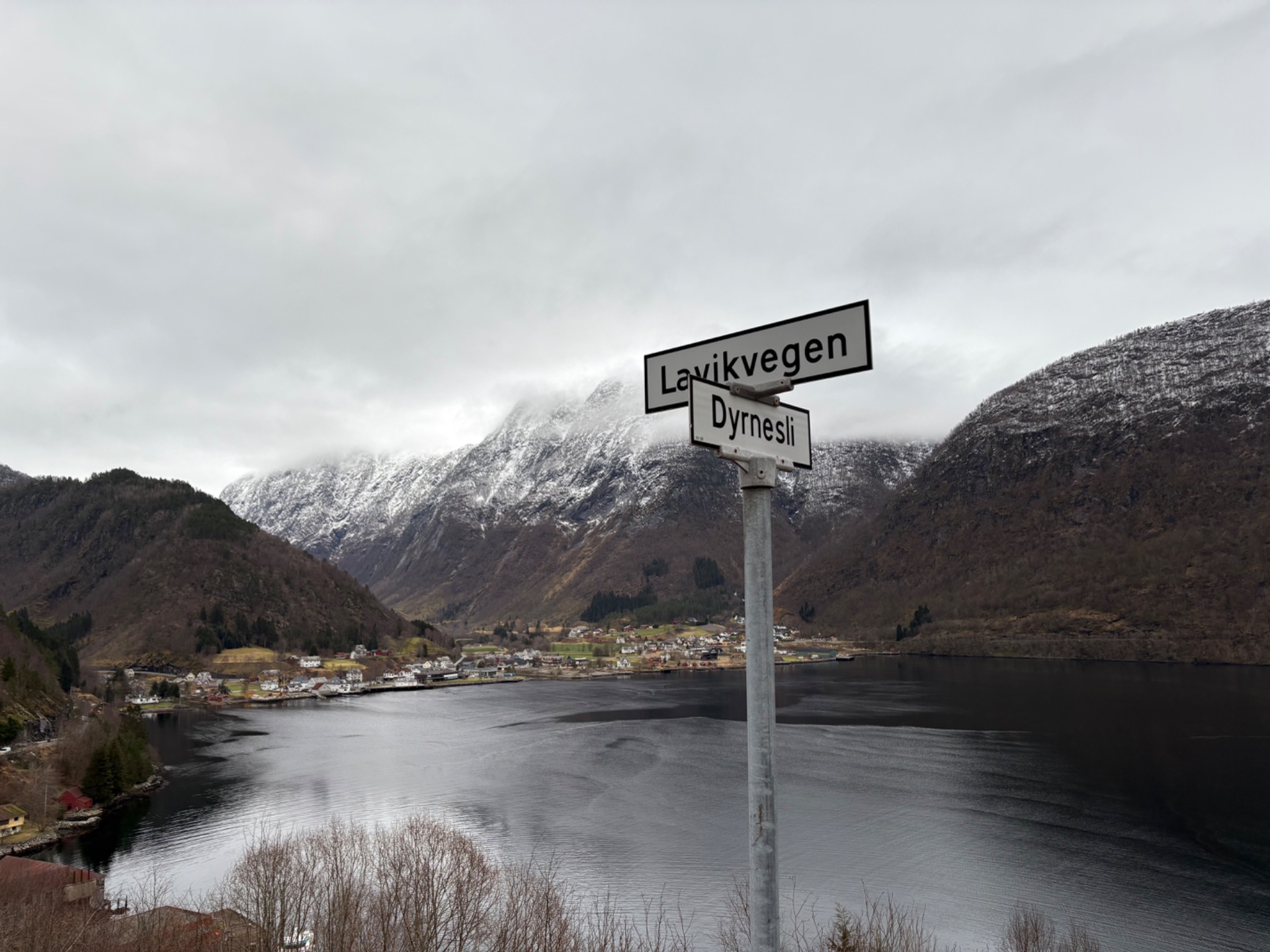 På veg til Høyanger på Lavikvegen. Fint å køyre gjennom Vadheim på vegen.